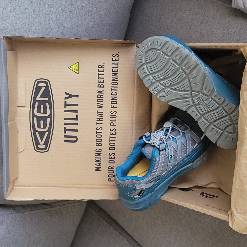 Keen work shoes NWT, soft blue/gray color,Women's 1 size 6W and 1 size 6.5